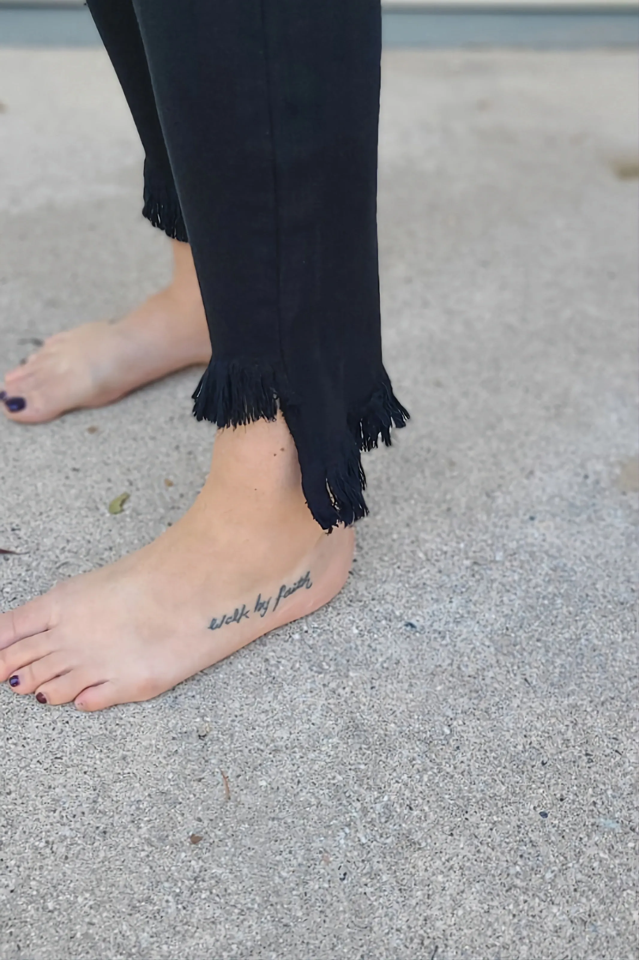 Mid Rise Cropped Skinny with Frayed Hem Jeans in Black