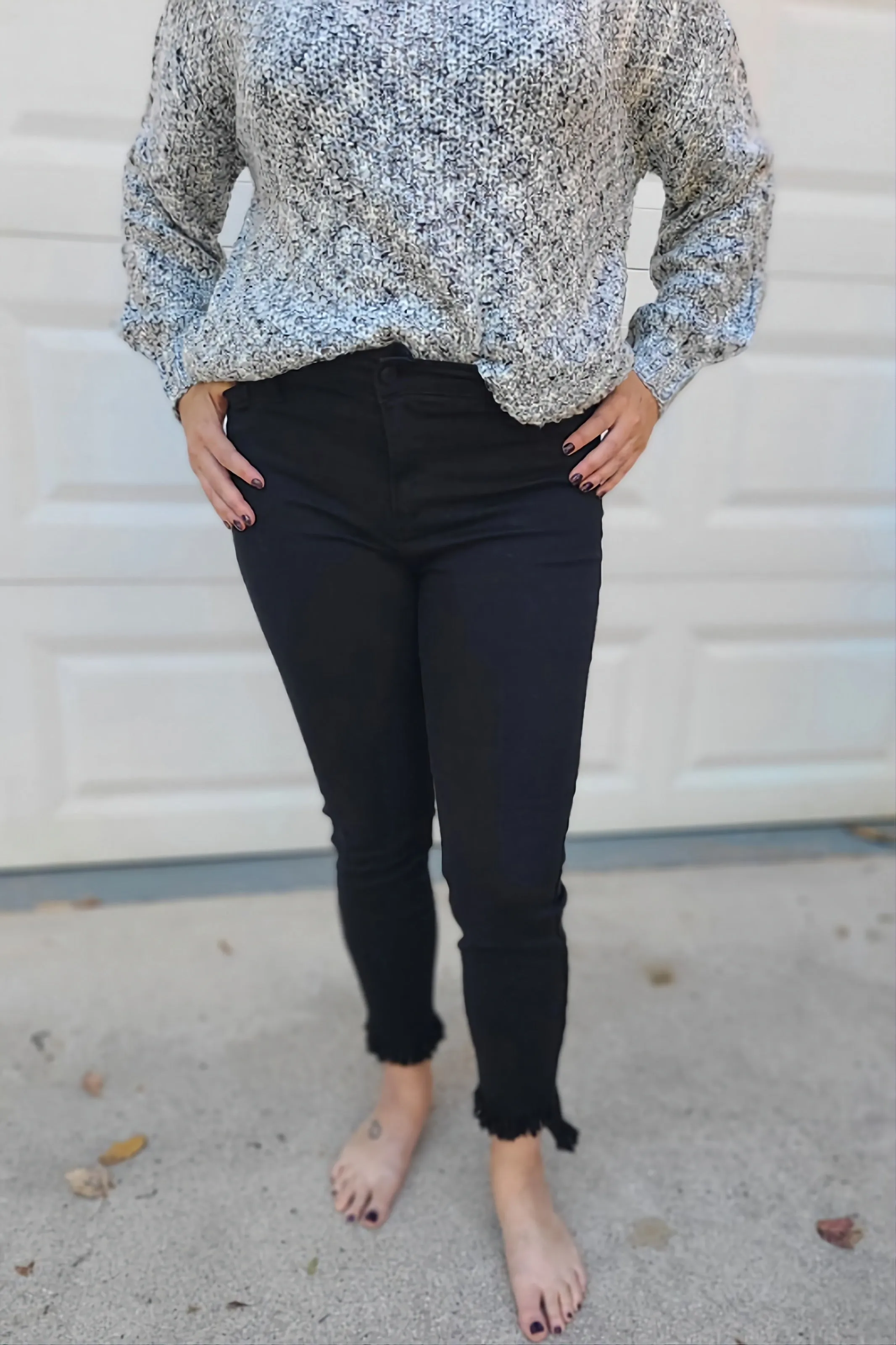Mid Rise Cropped Skinny with Frayed Hem Jeans in Black