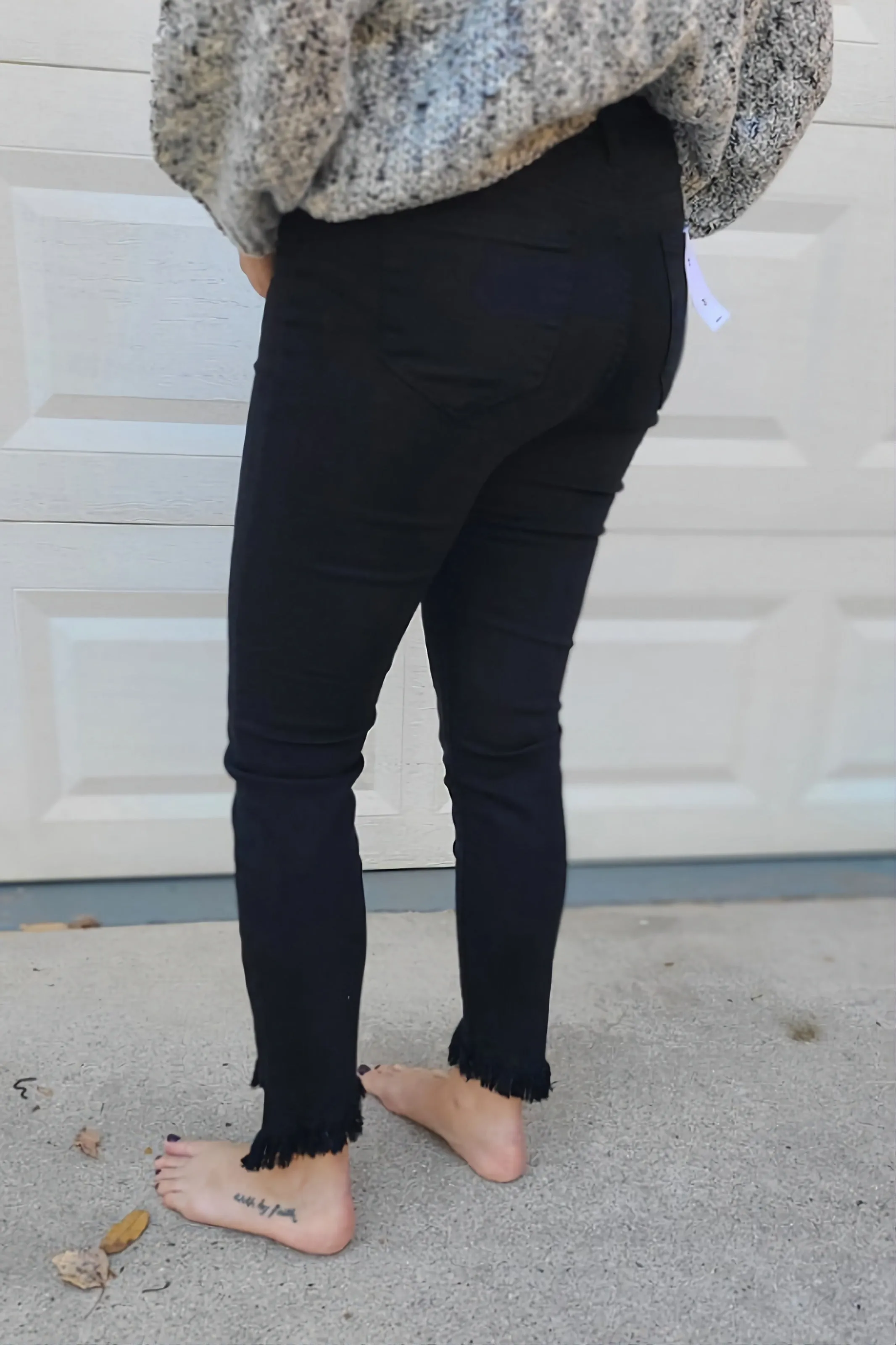 Mid Rise Cropped Skinny with Frayed Hem Jeans in Black